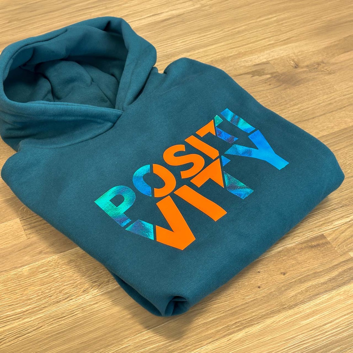 Hoodie bedruckt mit Puff in orange und Flexfolien Opal