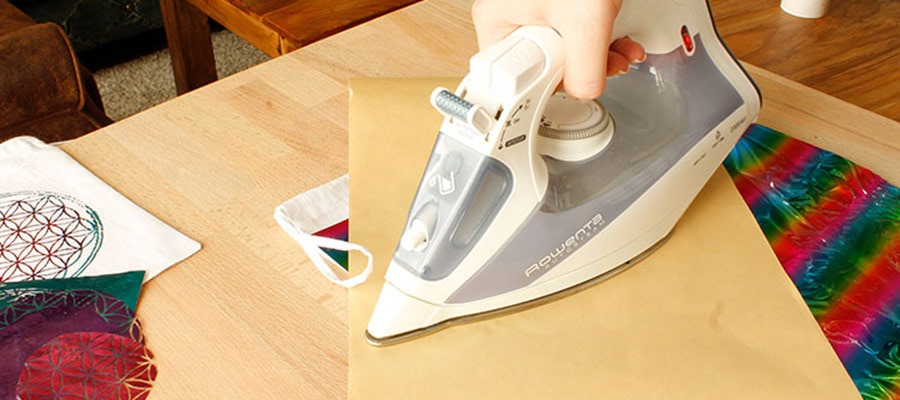 Veredelungsfolie mit Buegeleisen anpressen